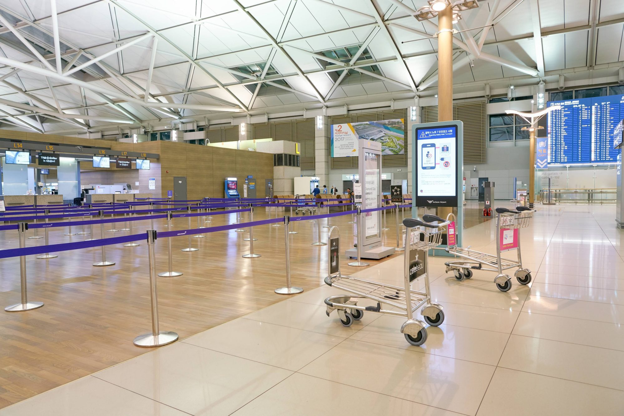 仁川國際機場報到櫃檯與行李推車