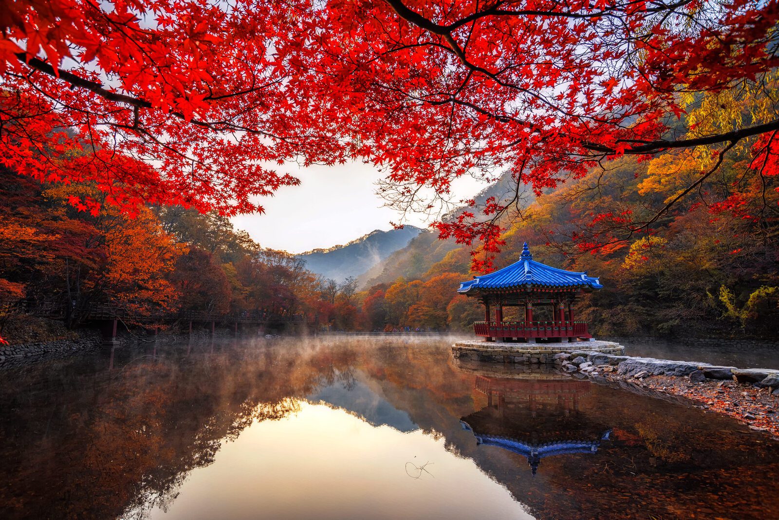 韓國秋季紅葉山林、湖面倒影與傳統亭閣景色
