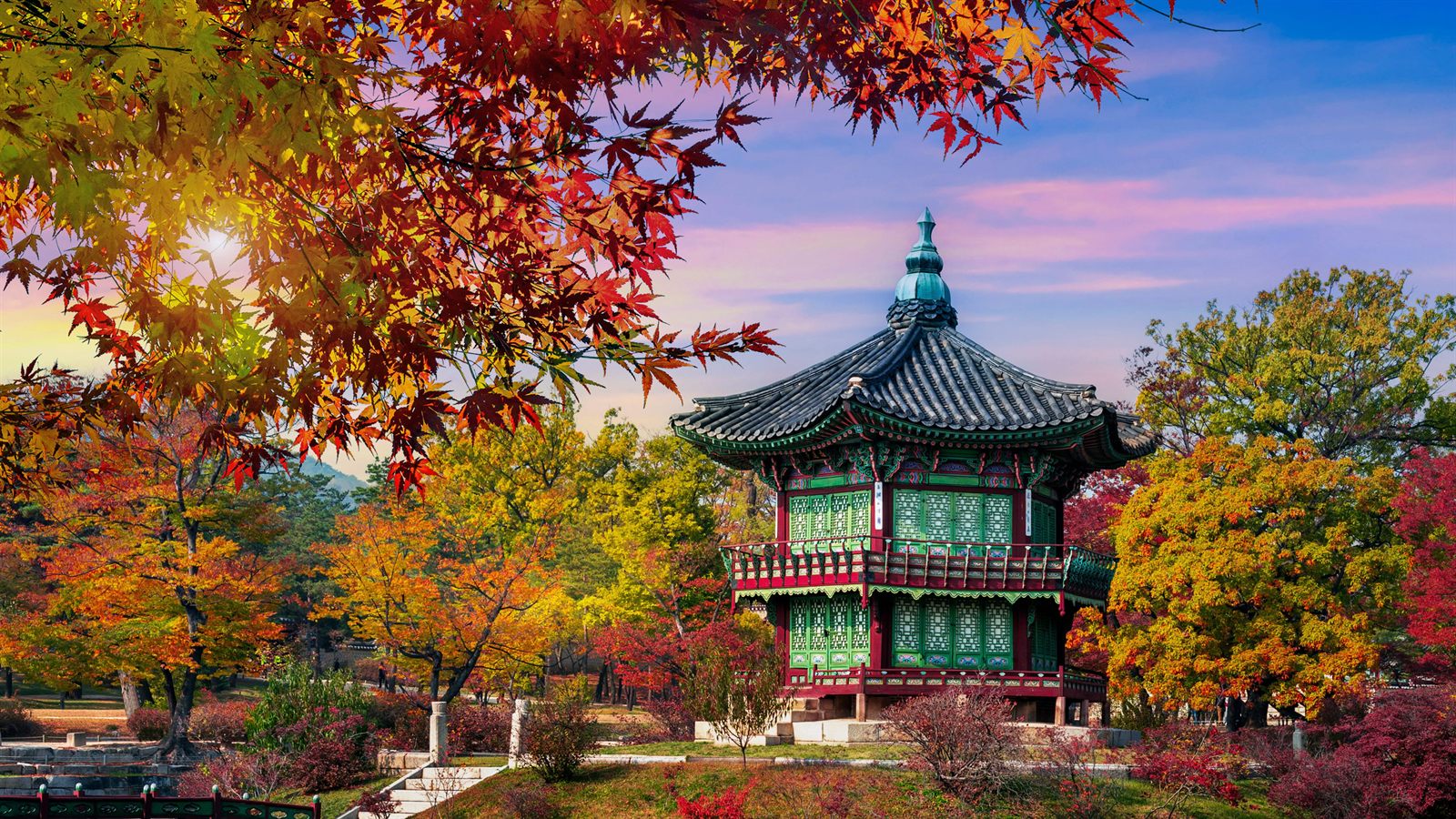 韓國傳統亭閣與秋季紅黃楓葉景觀