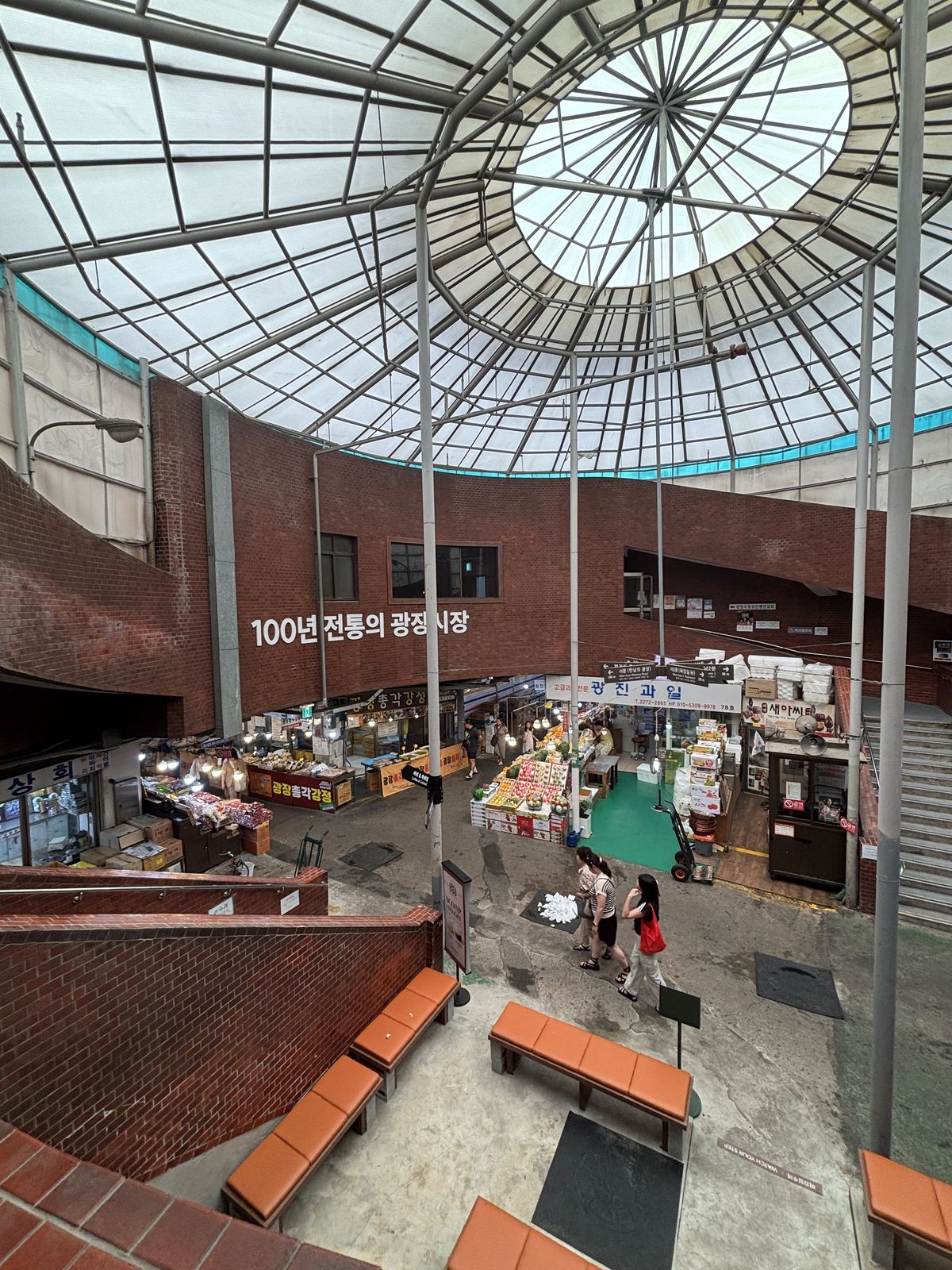 從樓梯望向廣藏市場星巴克挑高天井與紅磚外牆