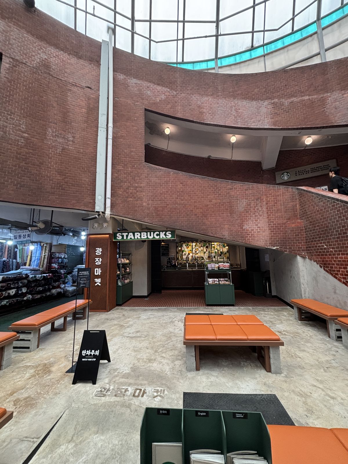 廣藏市場星巴克位於市場建築內的紅磚外觀與圓形招牌
