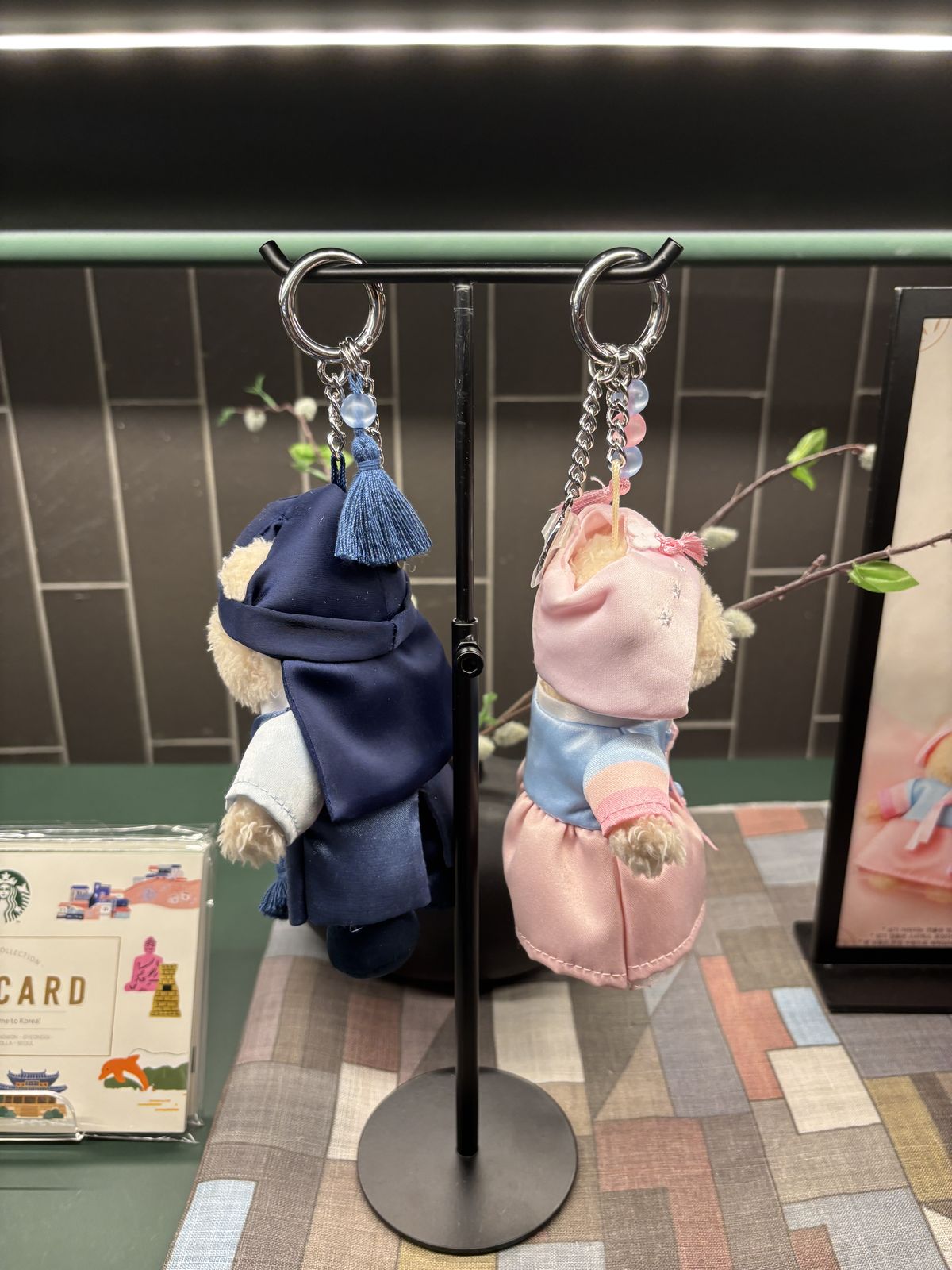 廣藏市場星巴克韓服 Bearista 熊吊飾展示