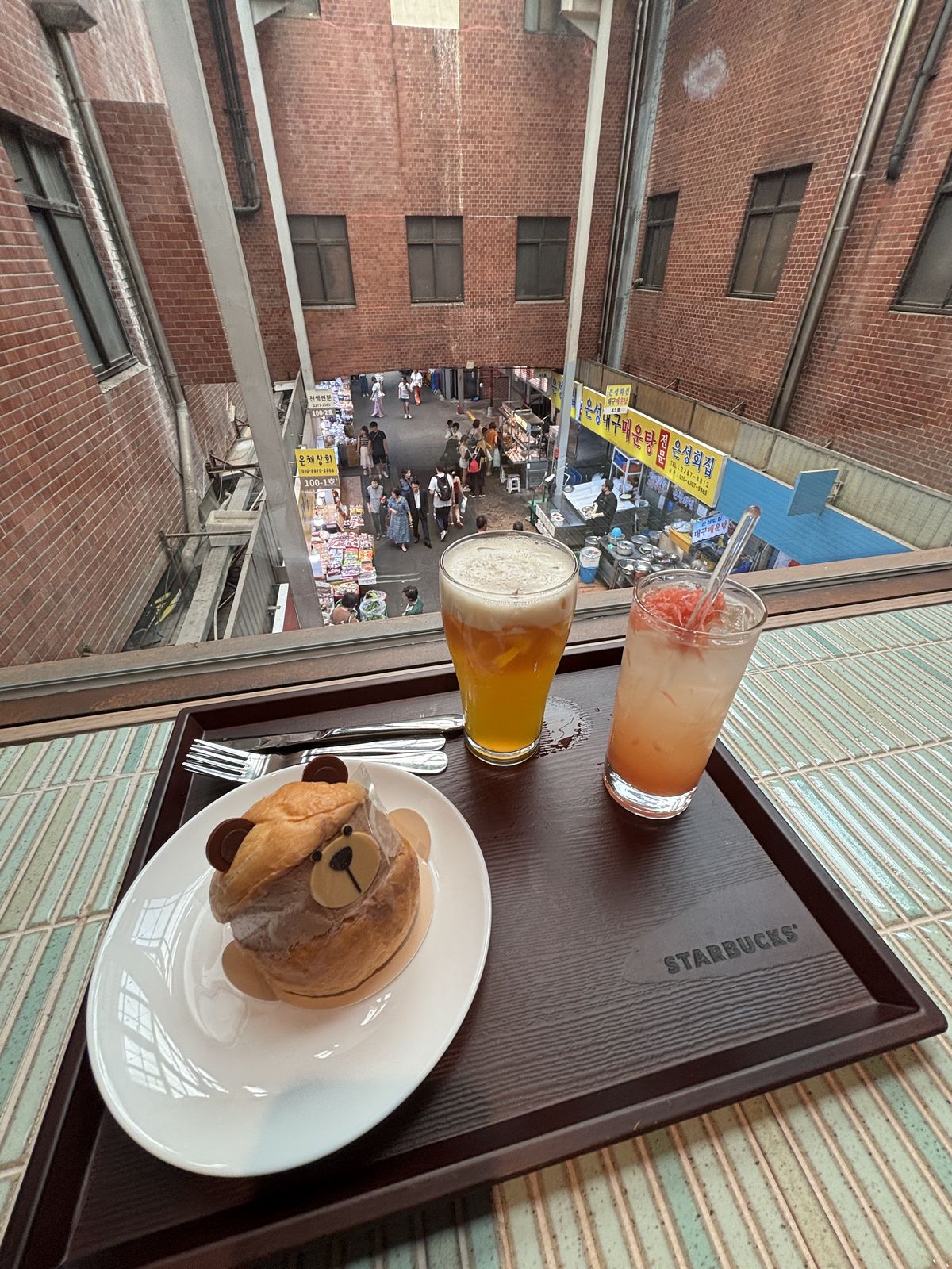 從廣藏市場星巴克窗邊座位俯瞰市場街景