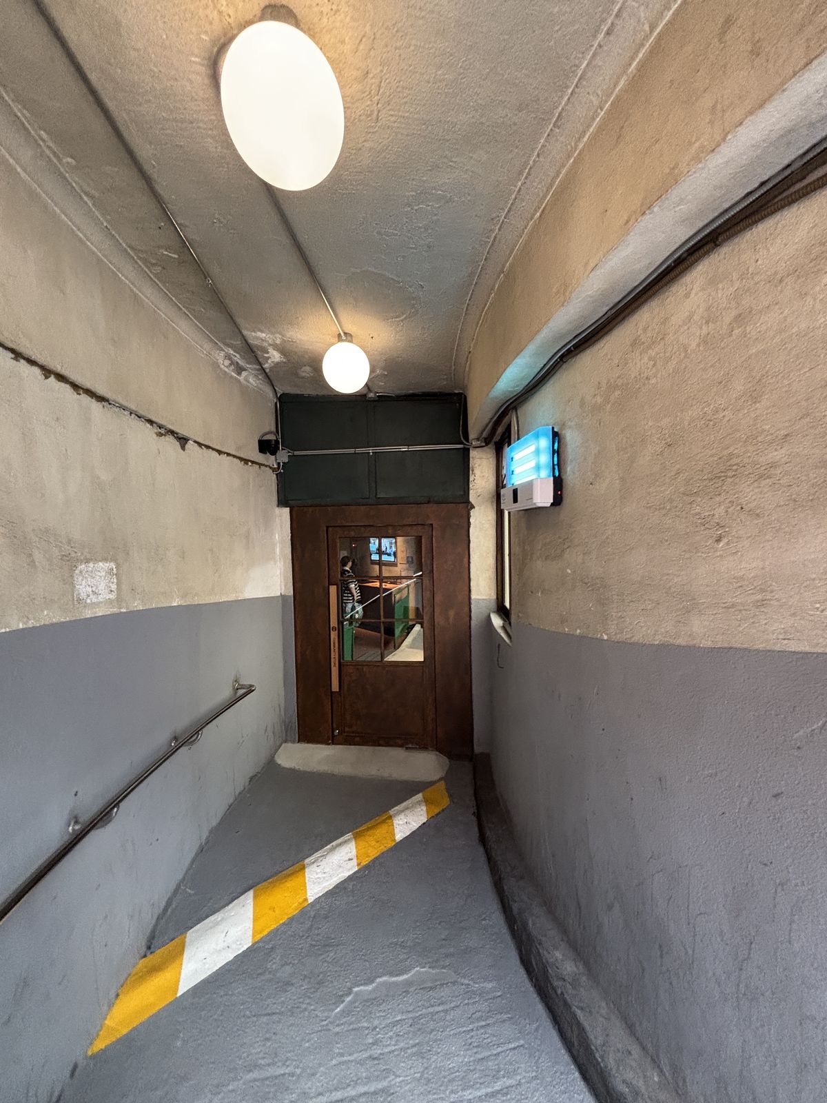 廣藏市場星巴克通往屋頂露台的斜坡動線