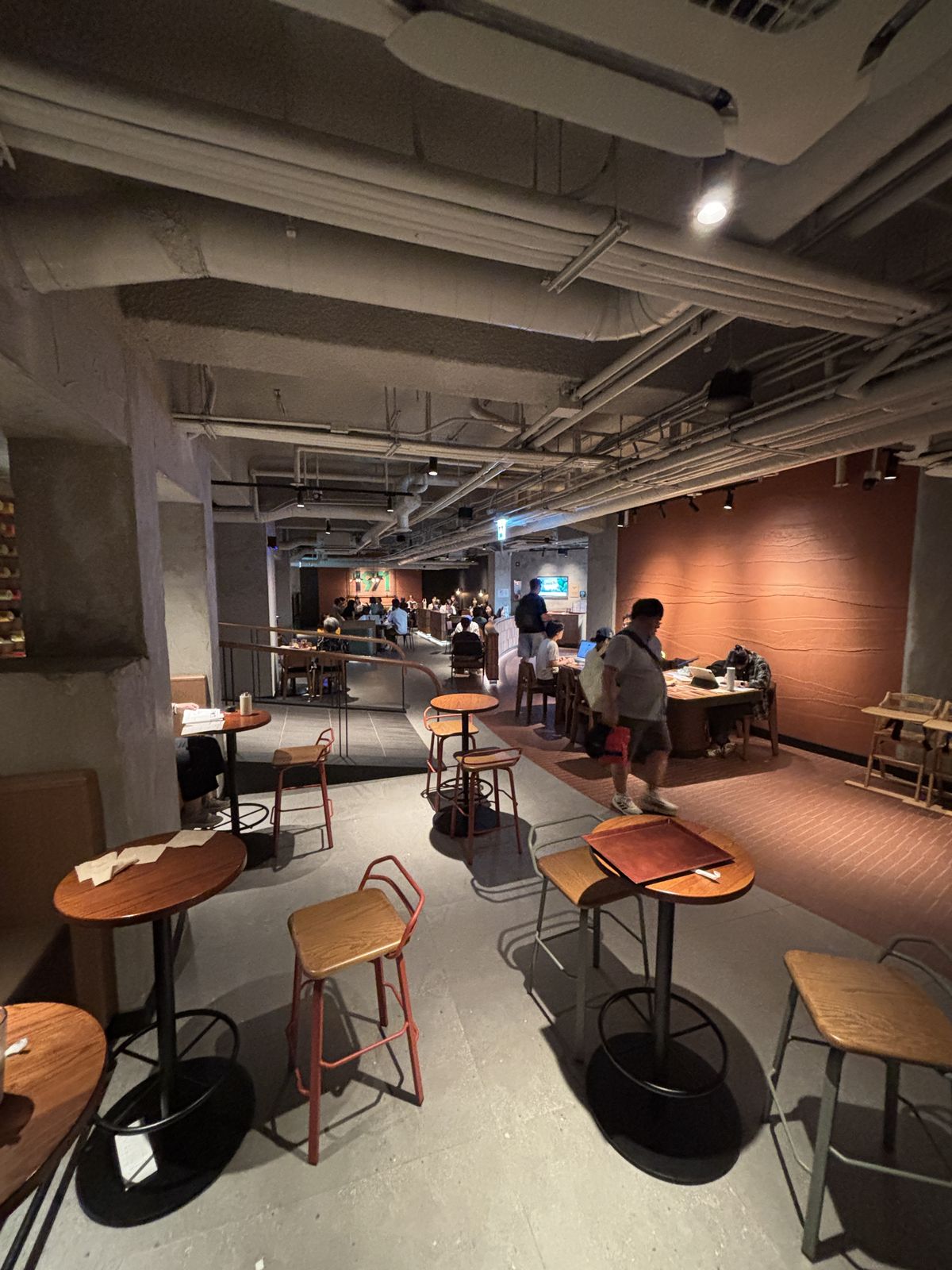 廣藏市場星巴克二樓寬敞座位與布料設計