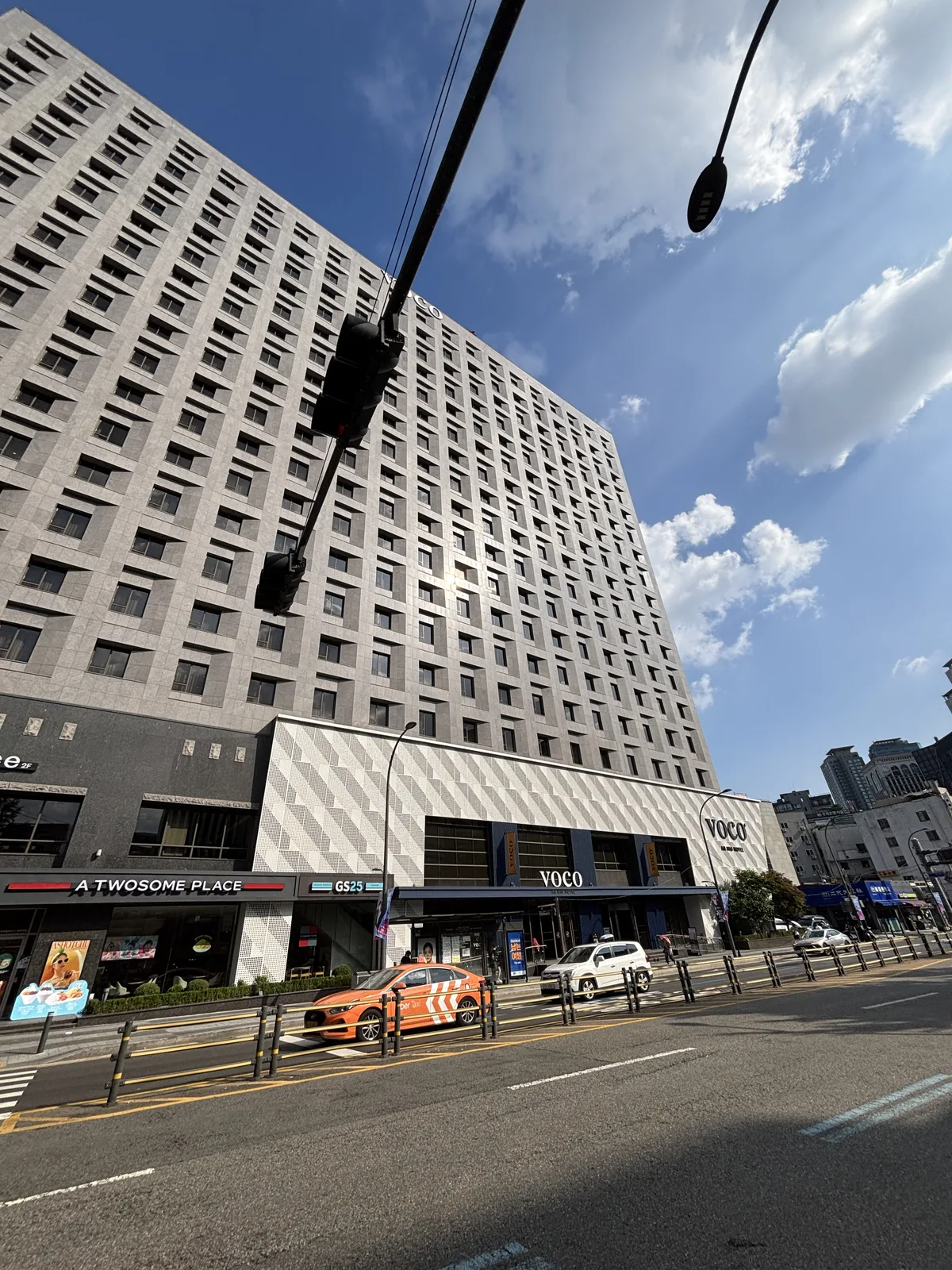 voco Seoul Myeongdong 灰色高樓外觀與退溪路正門入口