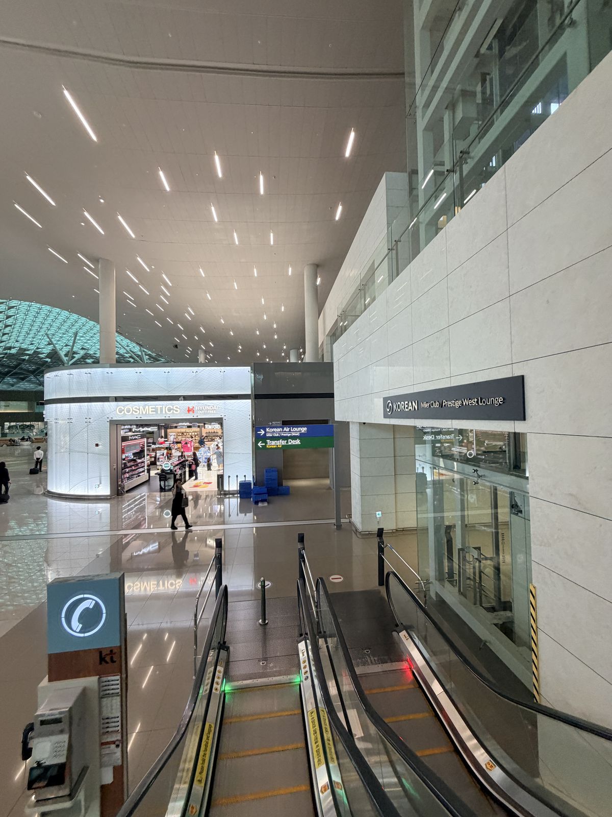 仁川機場第二航廈前往大韓航空 Prestige West Lounge 的手扶梯與指標