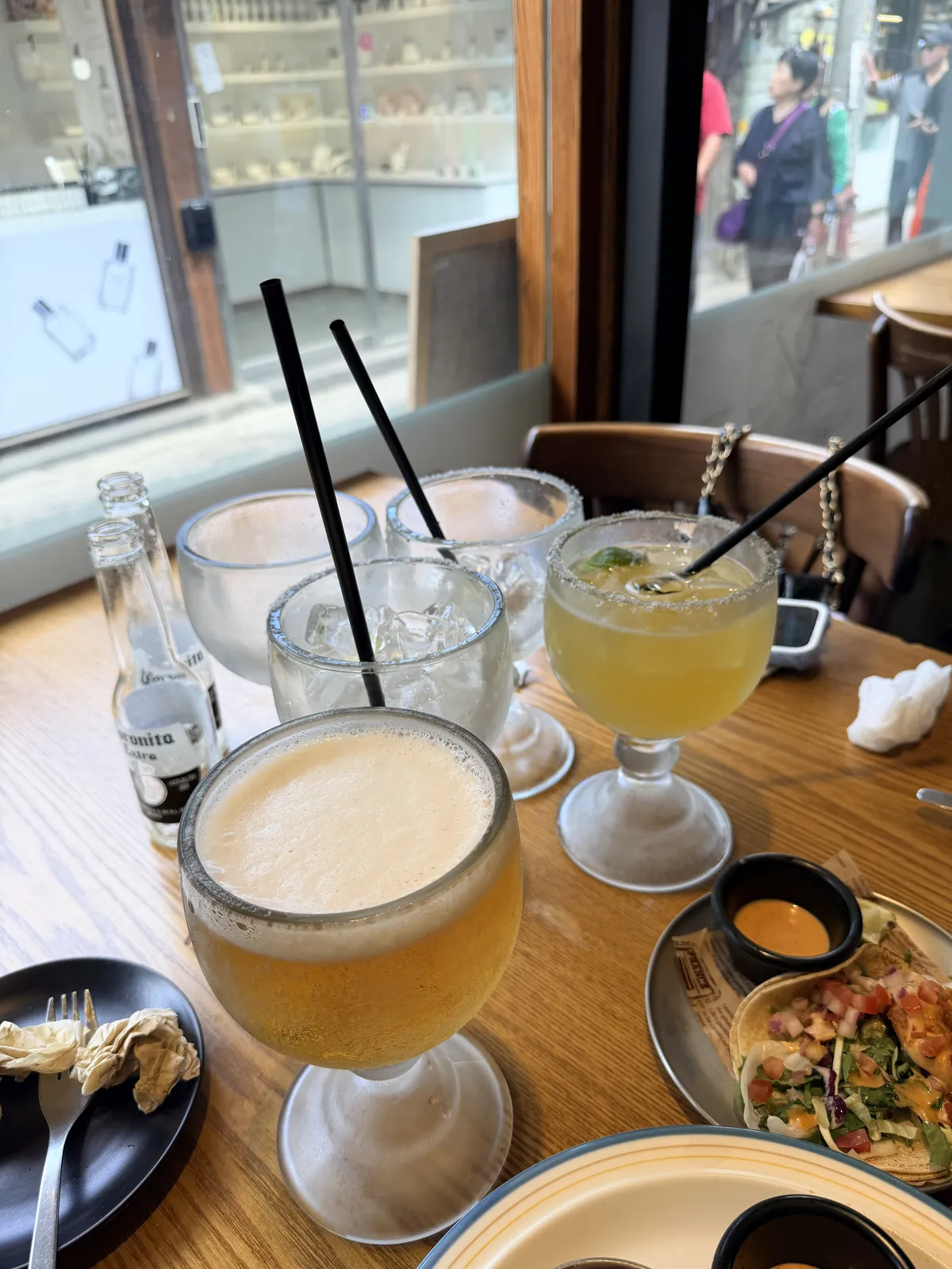 El Carnitas 餐桌上的冰涼生啤酒、Orange Margarita 與 Taco、Quesadilla