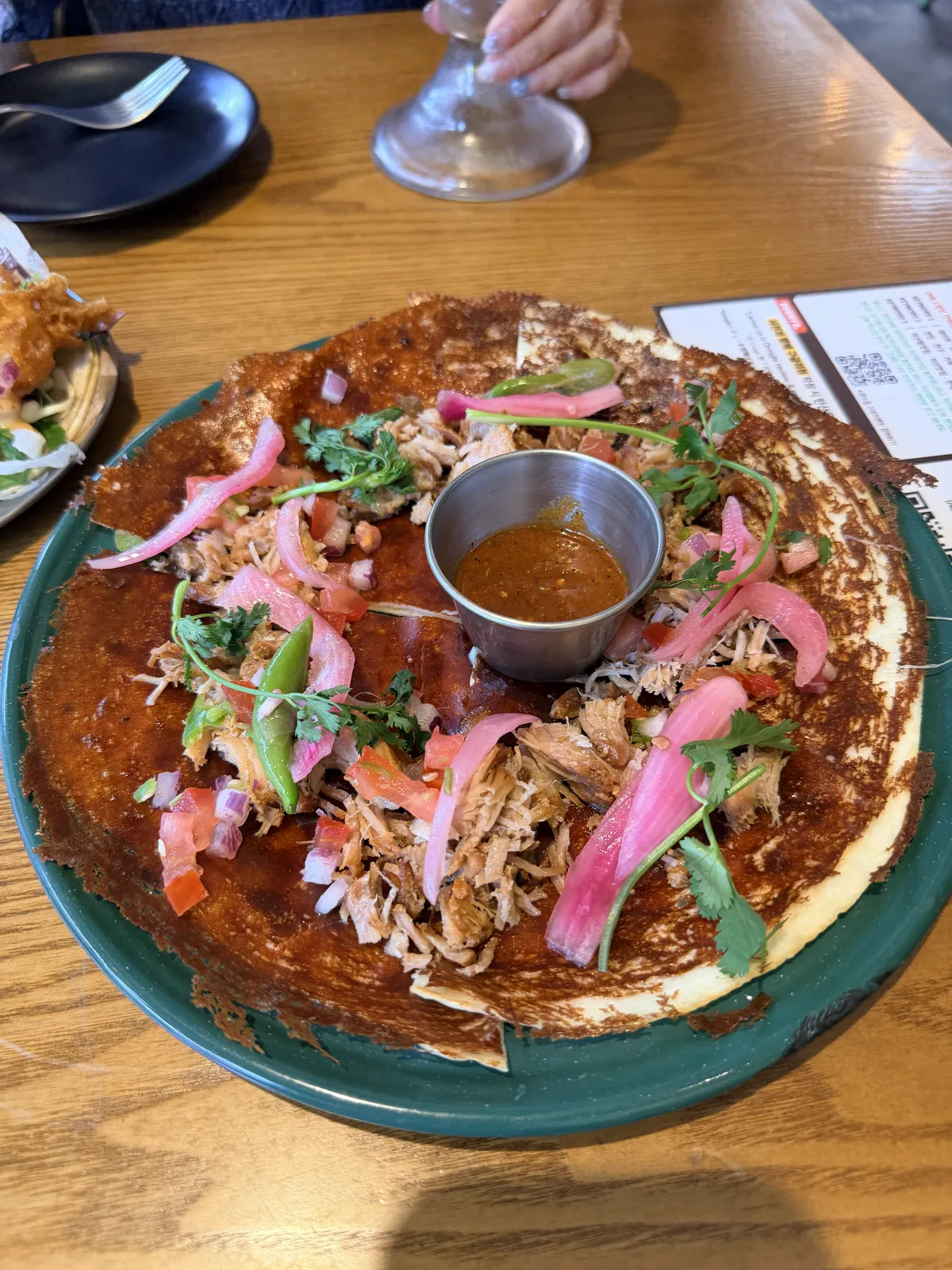 El Carnitas GwangAn Taco，圓形脆起司底鋪 Carnitas、醃洋蔥、香菜與辣椒