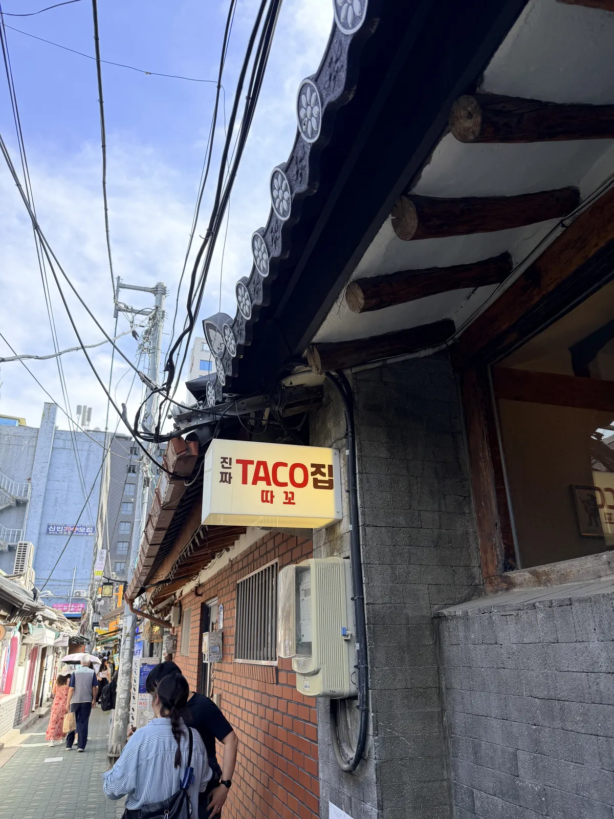 益善洞韓屋巷裡的 El Carnitas 紅字 TACO 燈箱招牌