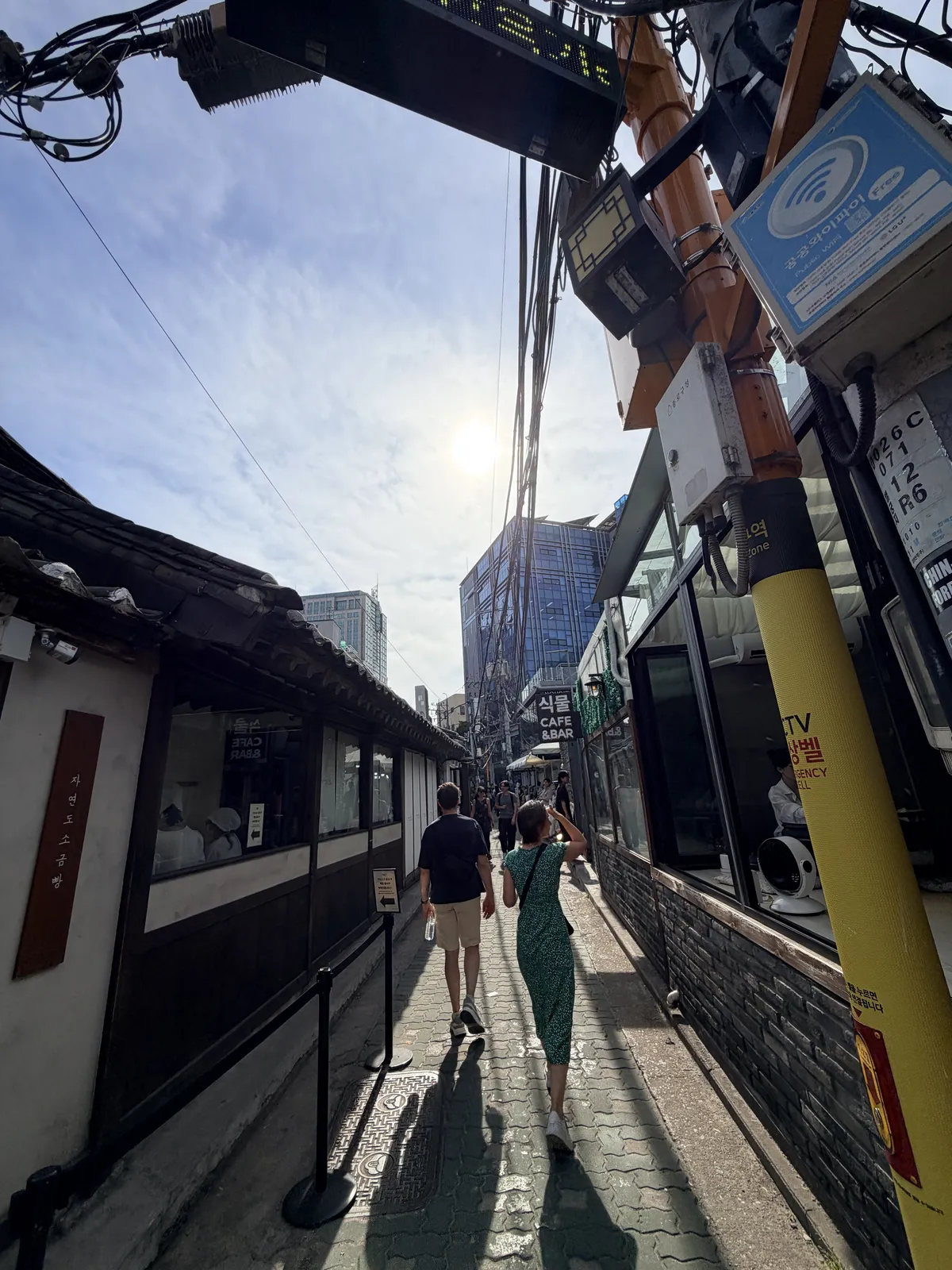 益善洞韓屋小巷與遠方現代高樓交錯的步行街景