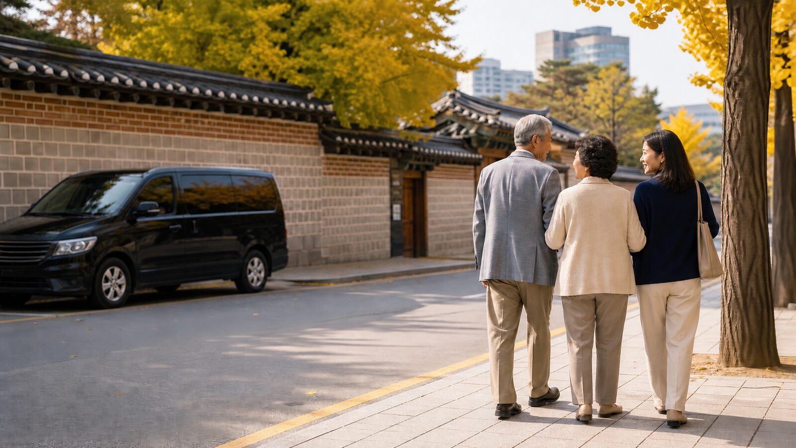 長輩與家人在韓國秋日街區安排包車慢遊的情境示意