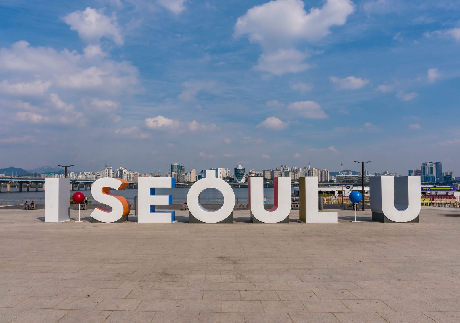 韓國夏季晴天下的首爾漢江與 I SEOUL U 地標