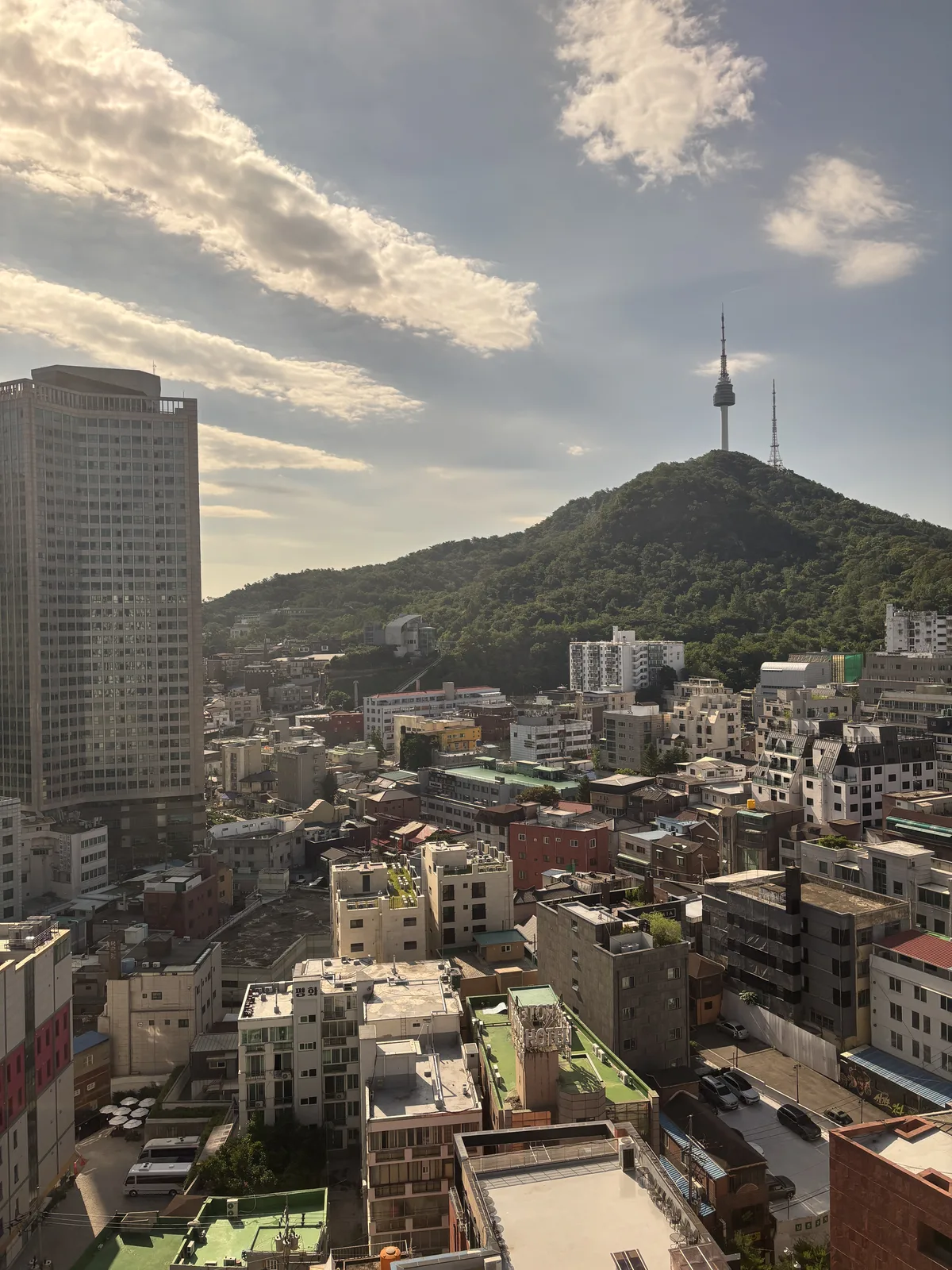 從 voco Seoul Myeongdong 高樓層望向夕陽下的南山首爾塔