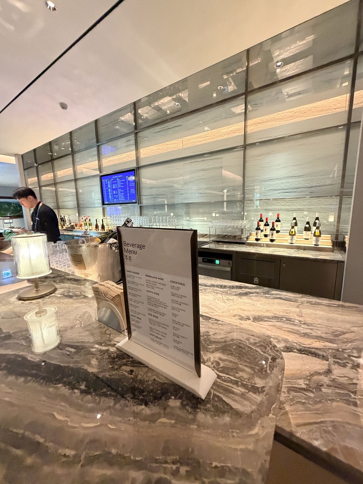 Prestige West Lounge 內的 Lounge Bar 吧台