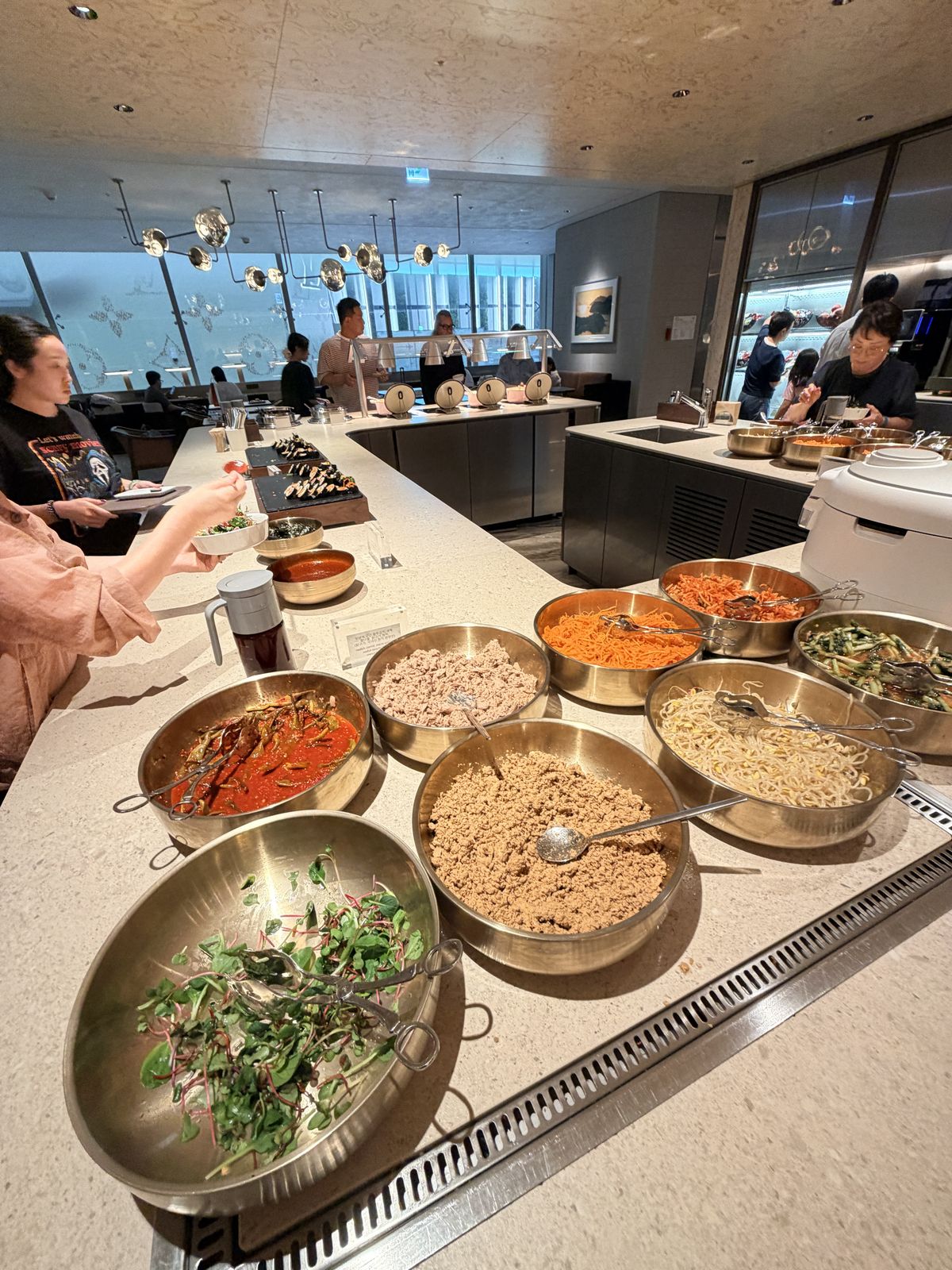 Prestige West Lounge 中央自助餐檯與取餐動線
