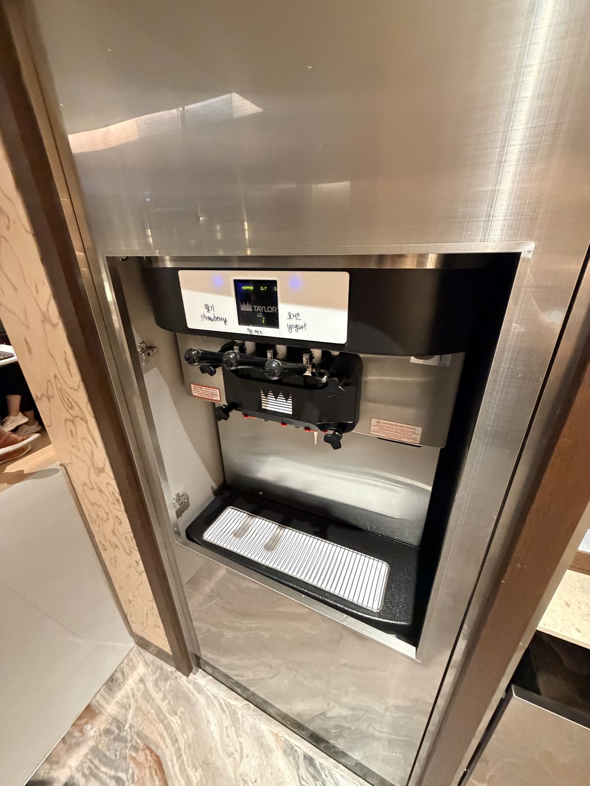 Prestige West Lounge 自助咖啡機