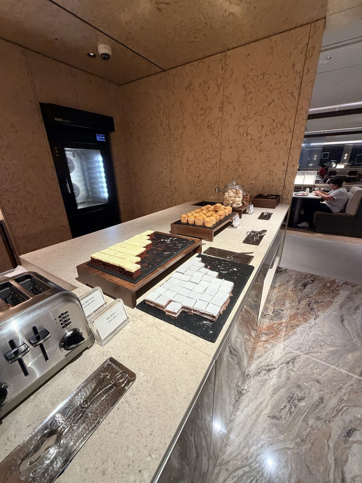 Prestige West Lounge 甜點與麵包區