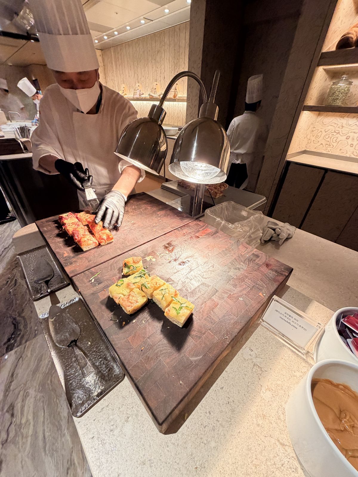 Prestige West Lounge 主廚現做餐點區