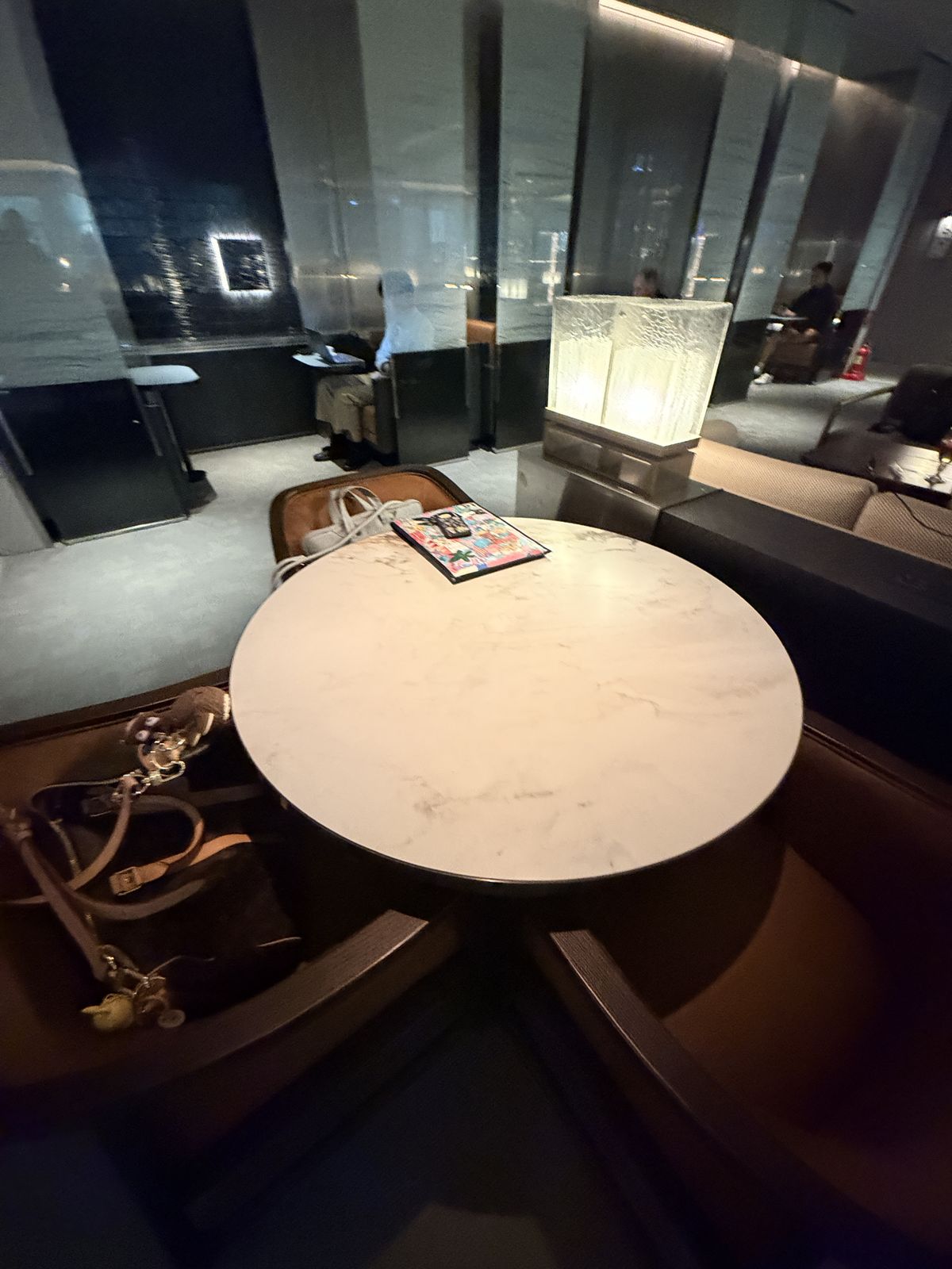 Prestige West Lounge 圓桌休息座位