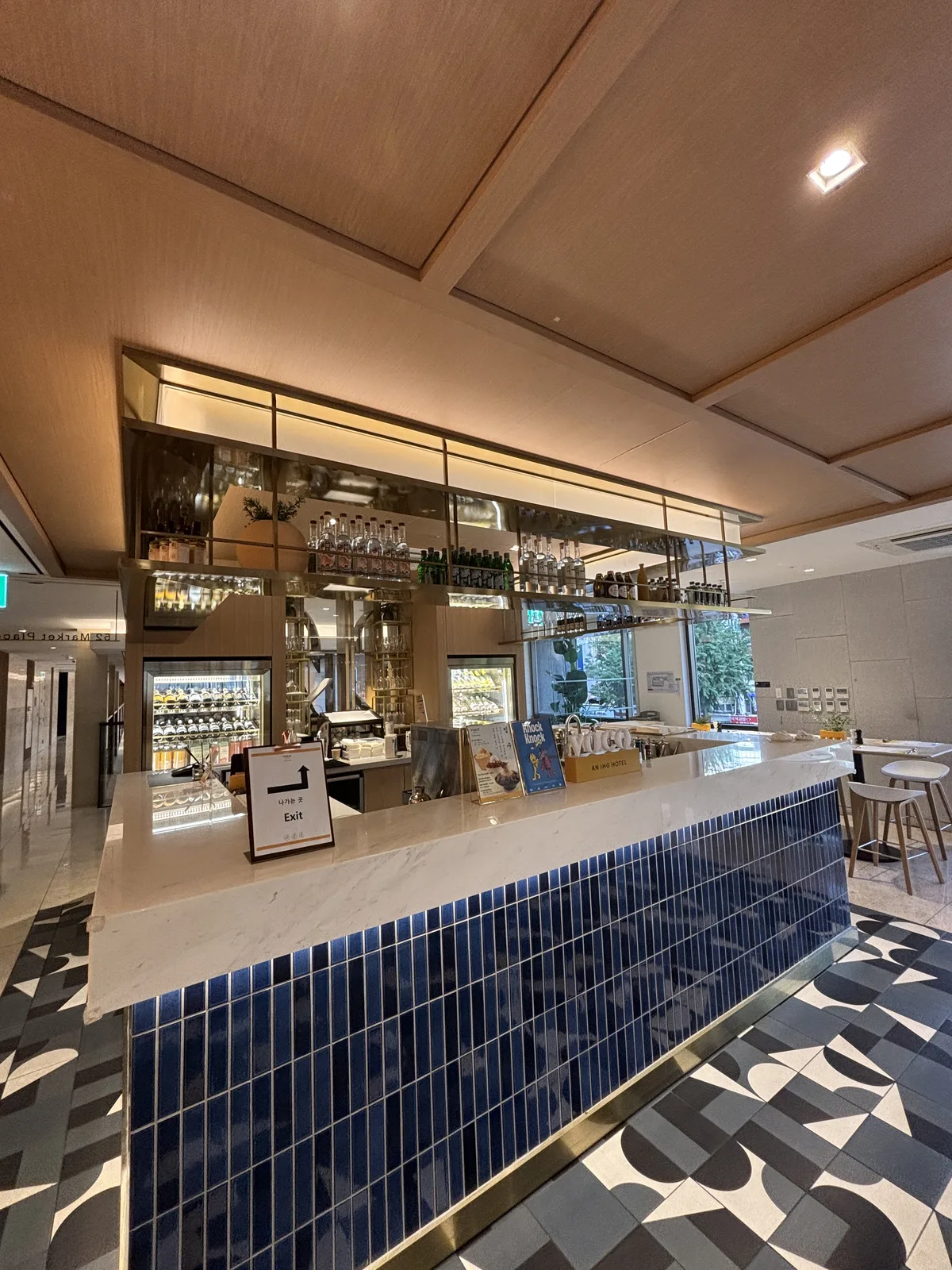voco Seoul Myeongdong 二樓 52 Market Place 藍色磁磚吧檯