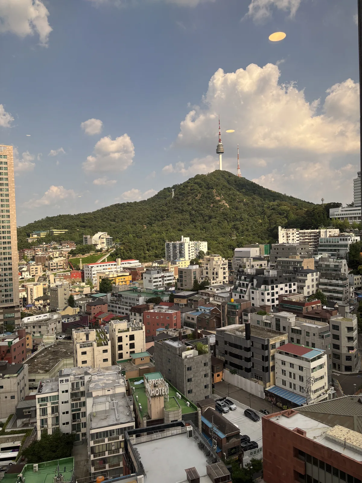 從 voco Seoul Myeongdong 客房窗戶望向南山首爾塔與山下街區