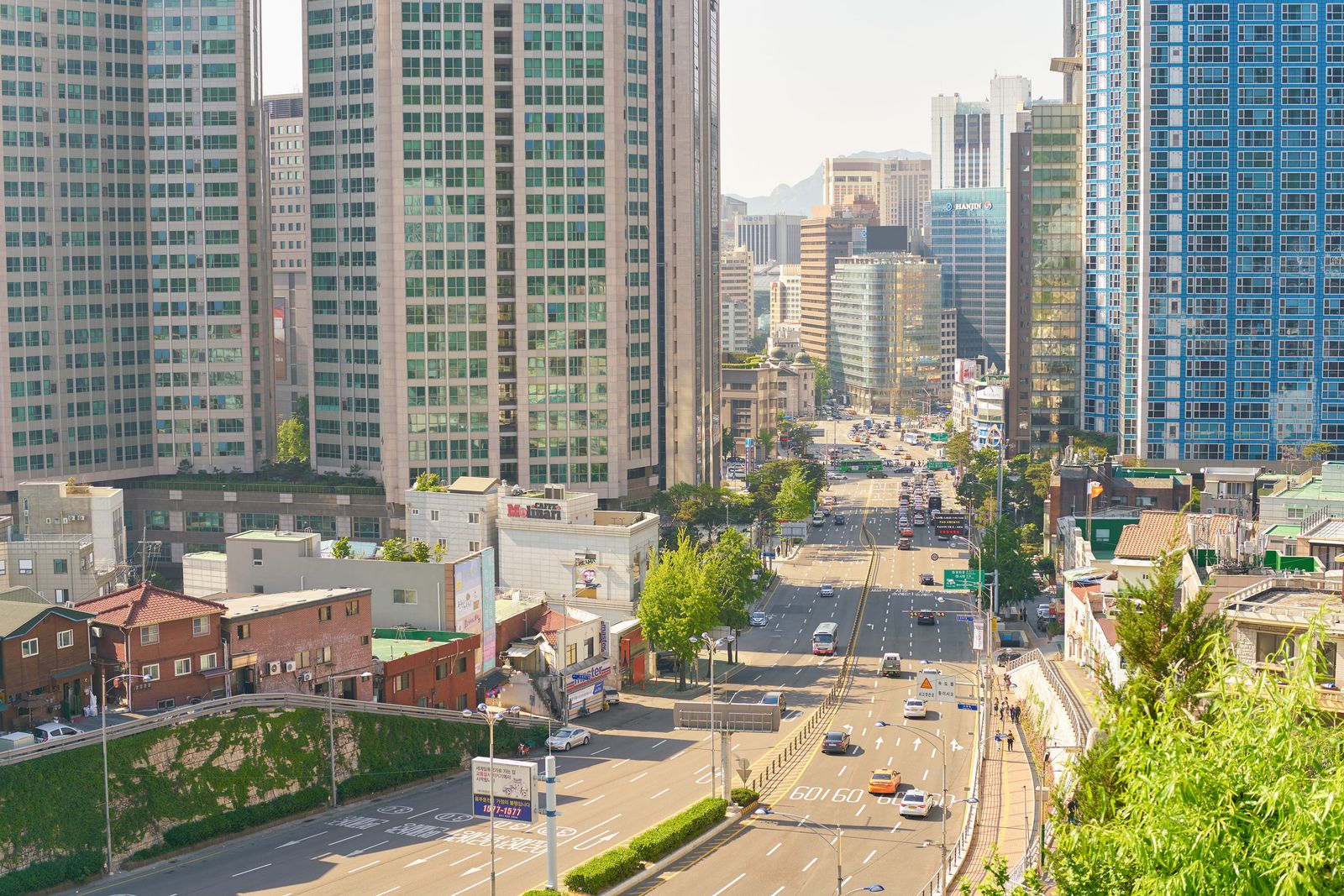 夏季陽光下的首爾市區道路與高樓
