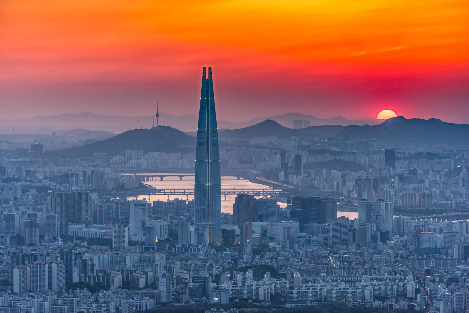 首爾樂天世界塔與夏日夕陽城市景觀