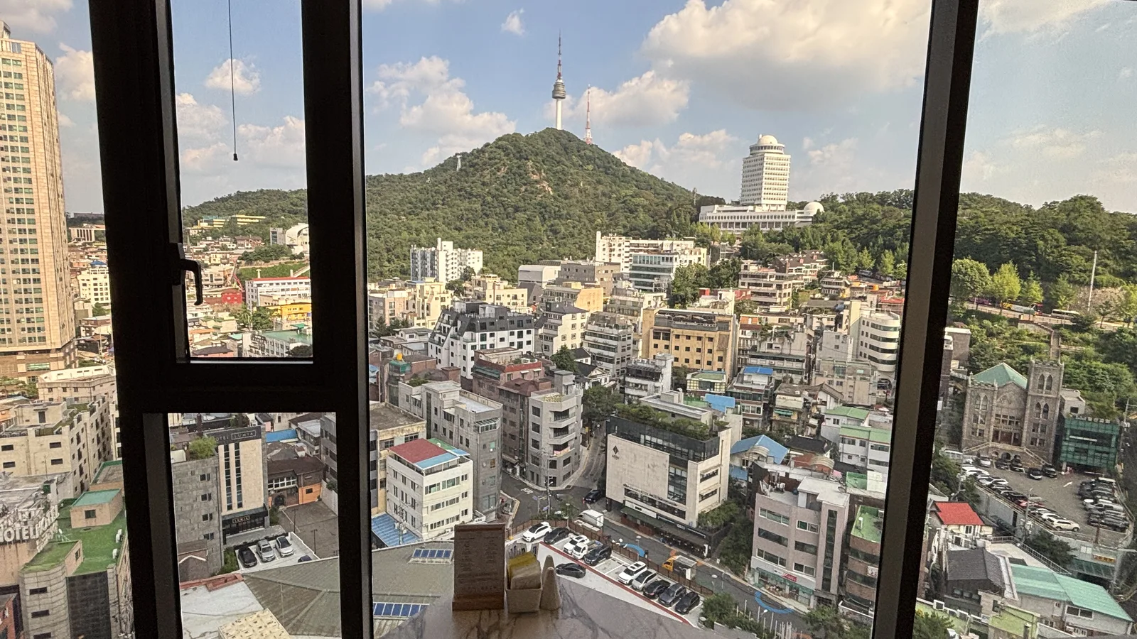 voco Seoul Myeongdong 高樓層窗邊座位望向南山首爾塔與首爾市區