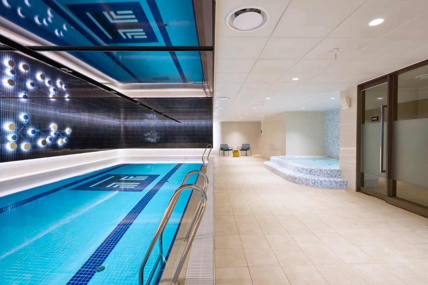 voco Seoul Myeongdong 三樓室內泳池與右側淺水池