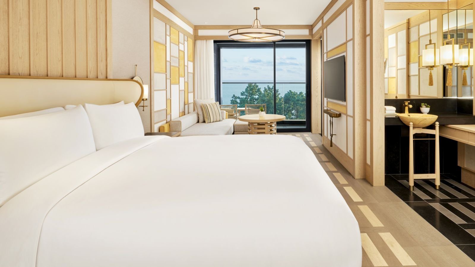 Premium King Room 床鋪與窗邊休憩空間