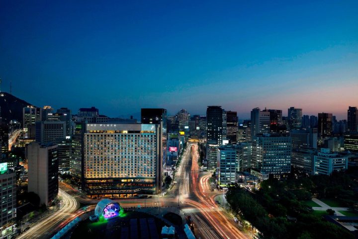 THE PLAZA 建築與傍晚市廳周邊街景
