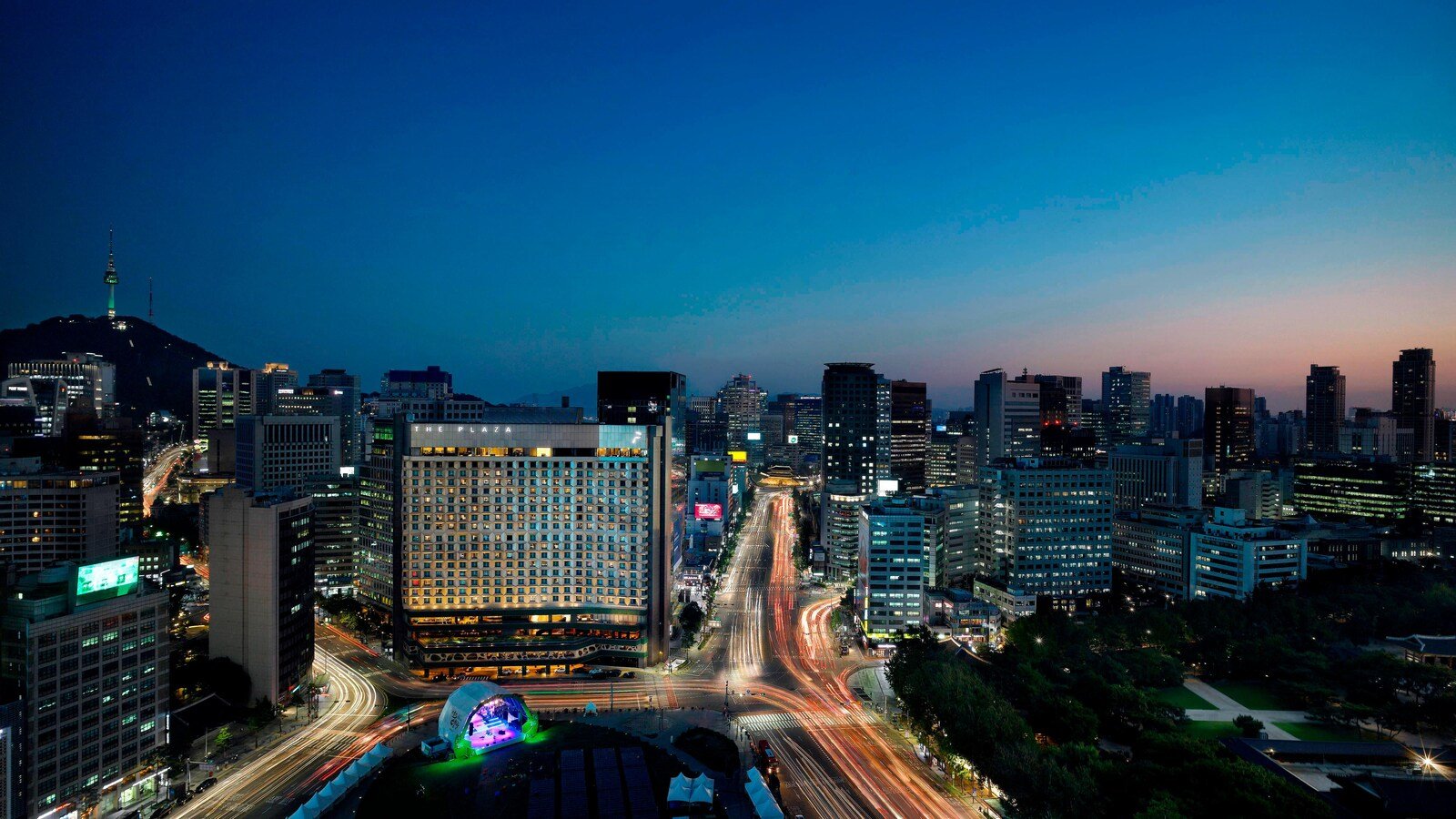 THE PLAZA 建築與傍晚市廳周邊街景