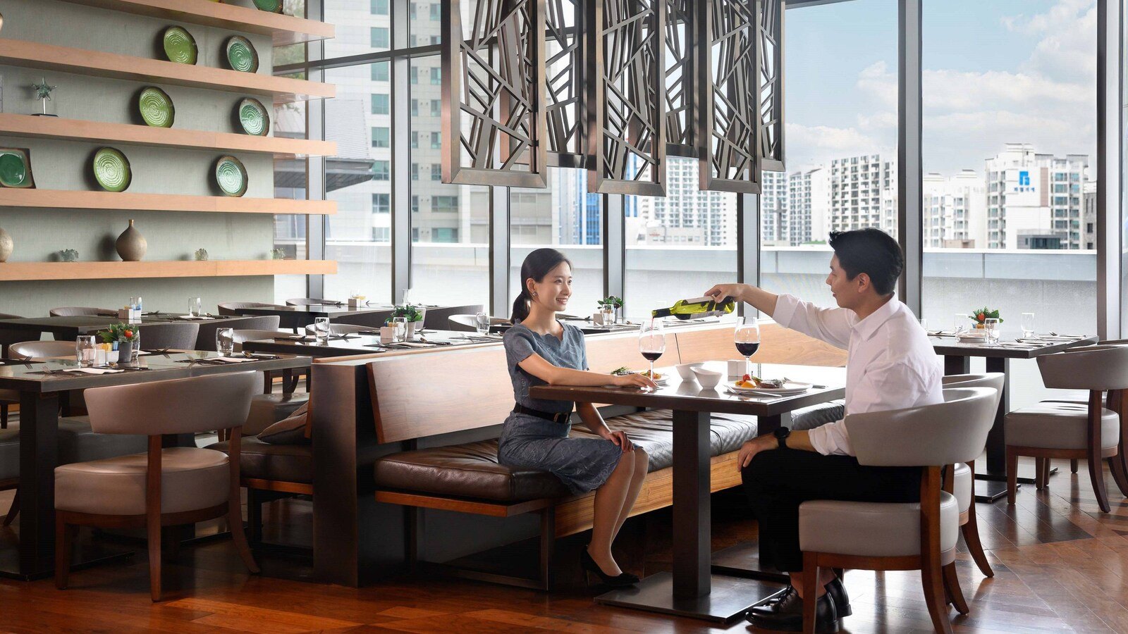 MoMo Cafe 窗邊餐桌與用餐旅客