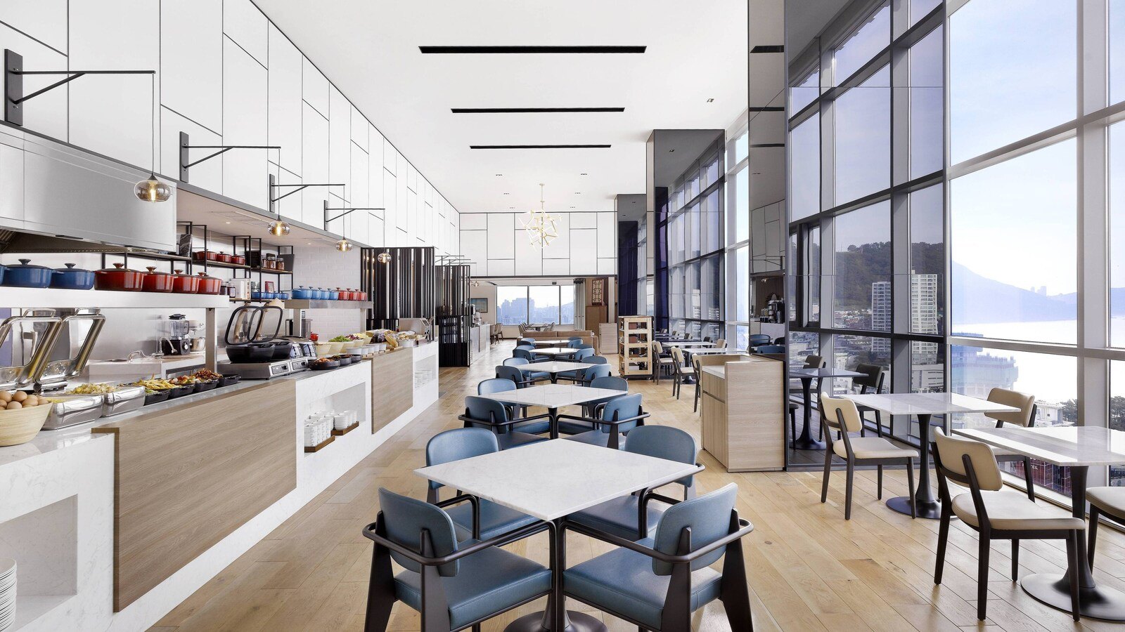 Songdo Kitchen 的落地窗、餐桌與取餐區