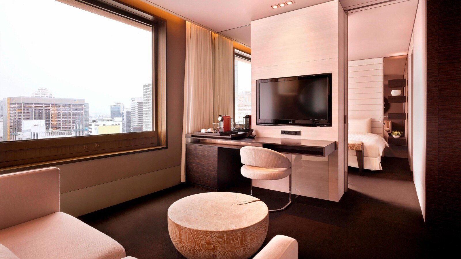 整修前 Premier Suite 的客廳與窗景