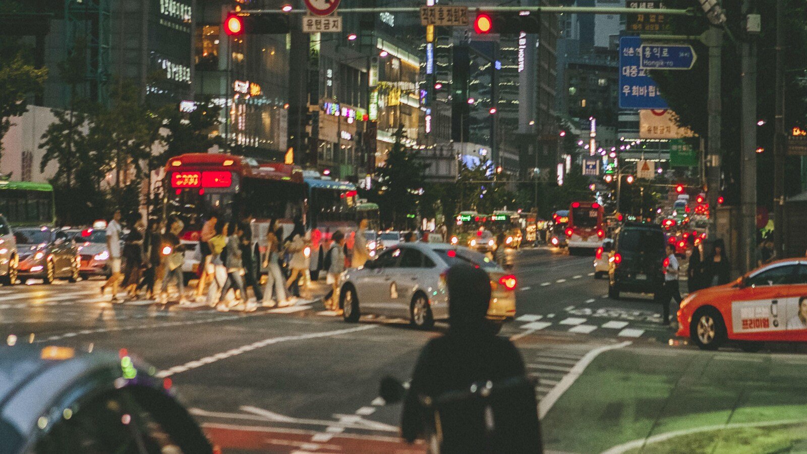 弘大夜間街道的人潮與車流