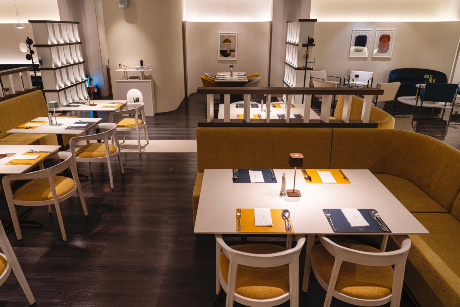 Amarillo 餐廳的餐桌與長椅