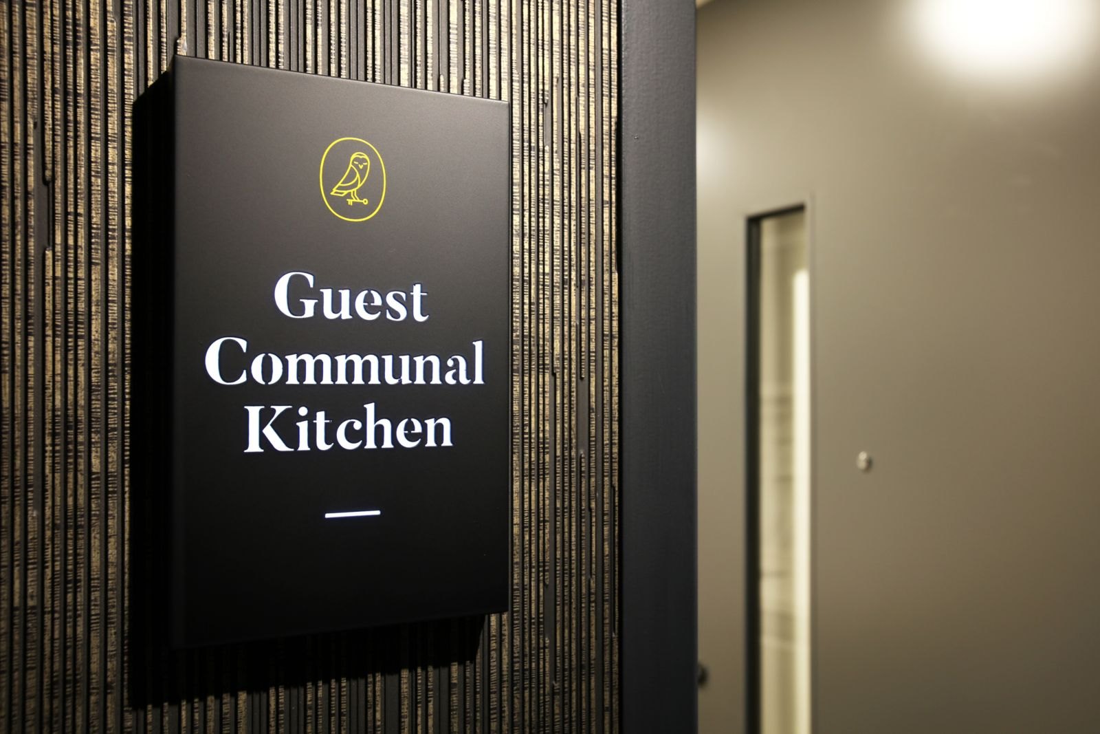公用廚房入口的 Guest Communal Kitchen 標示