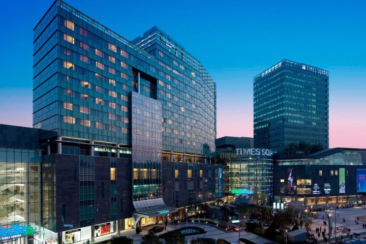 首爾時代廣場萬怡酒店與購物中心夜景