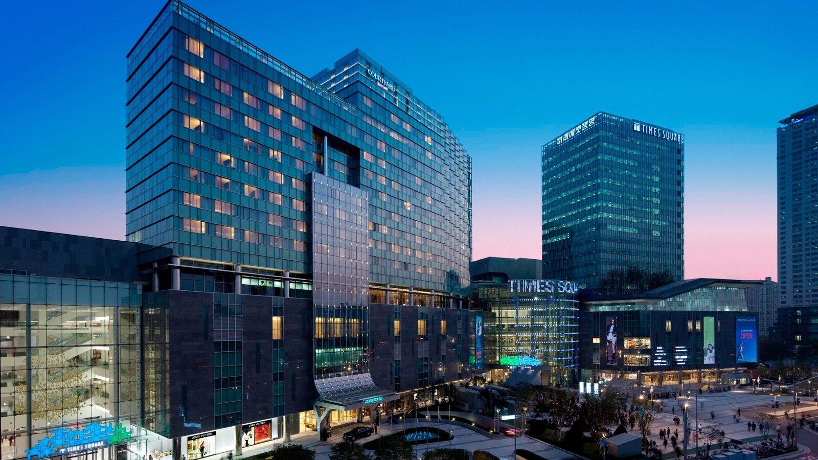 首爾時代廣場萬怡酒店與購物中心夜景