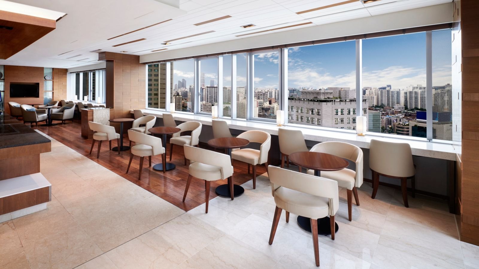 The Lounge 15 的窗邊座椅與城市景觀