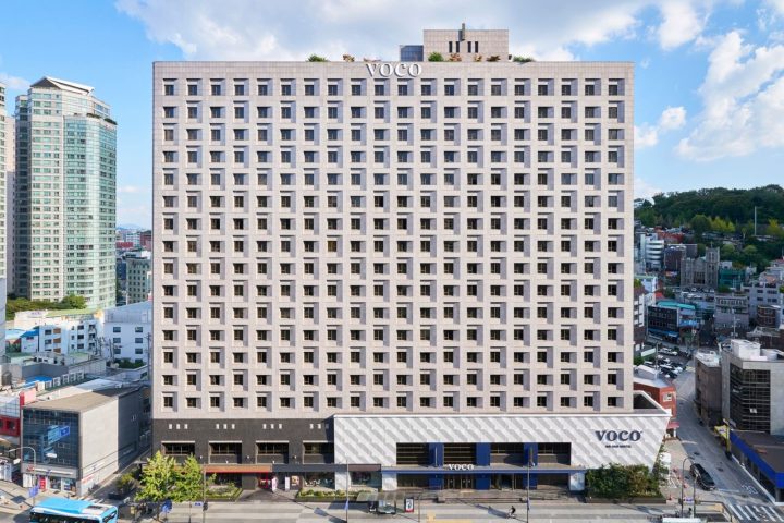 首爾明洞 voco 酒店建築與正面招牌