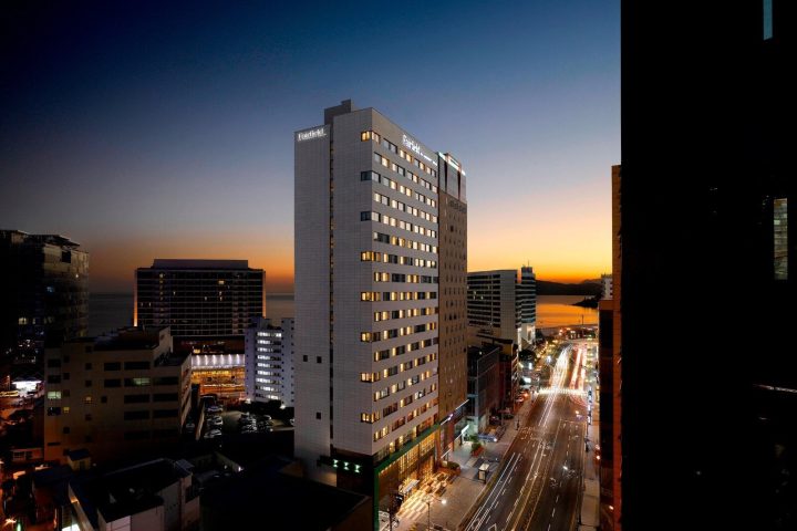 釜山萬楓酒店建築與傍晚街景