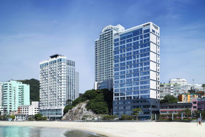 釜山松島海灘萬楓酒店建築與海灘