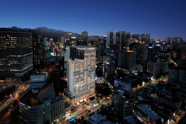 首爾明洞萬怡酒店建築與夜間城市景觀