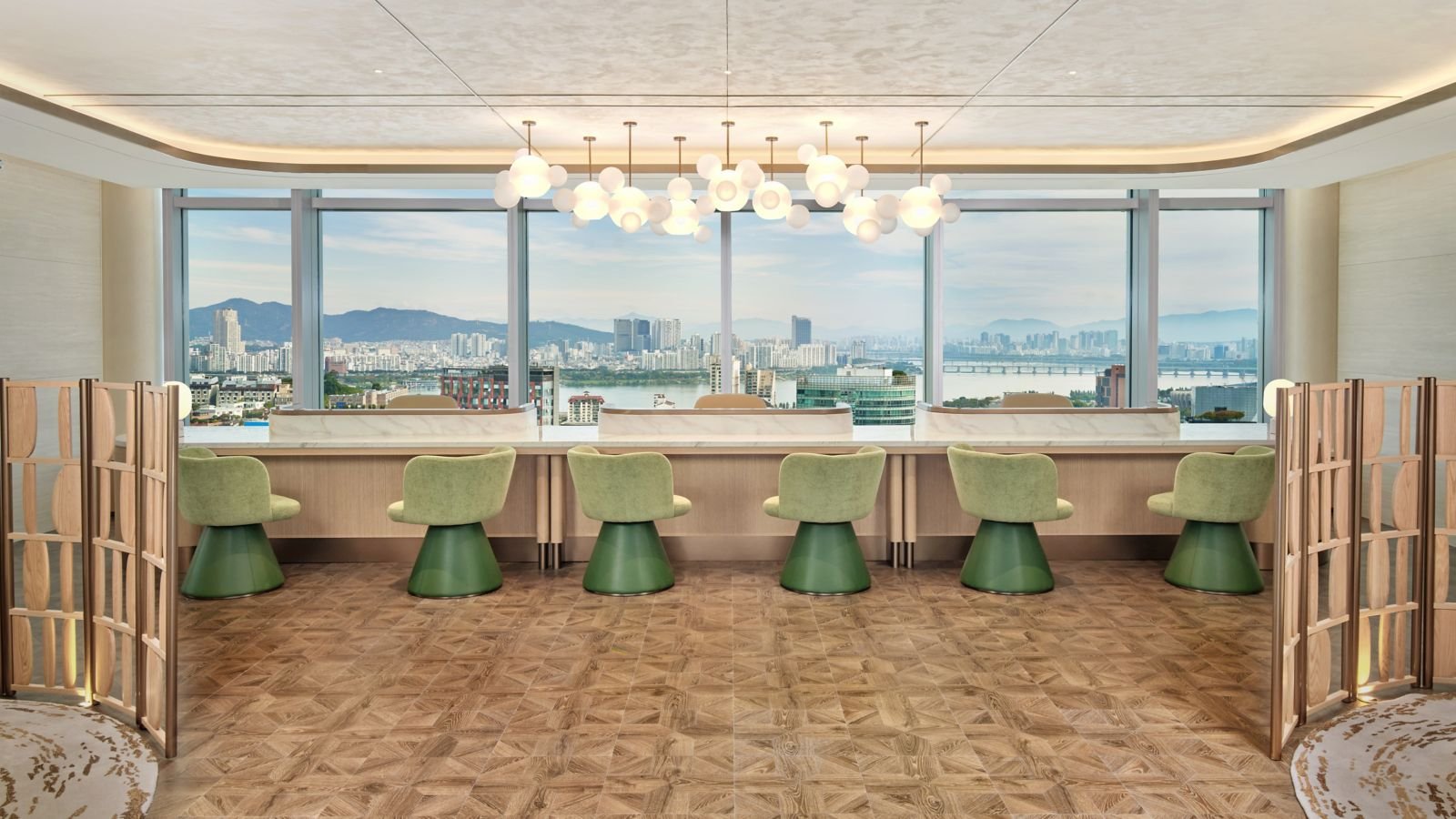Westin Club 窗邊高腳椅與城市景觀