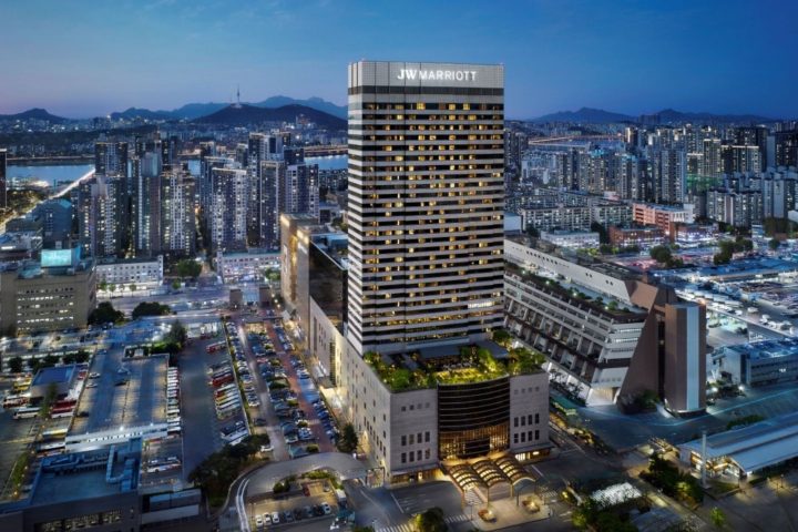 首爾 JW 萬豪酒店與周圍城市夜景