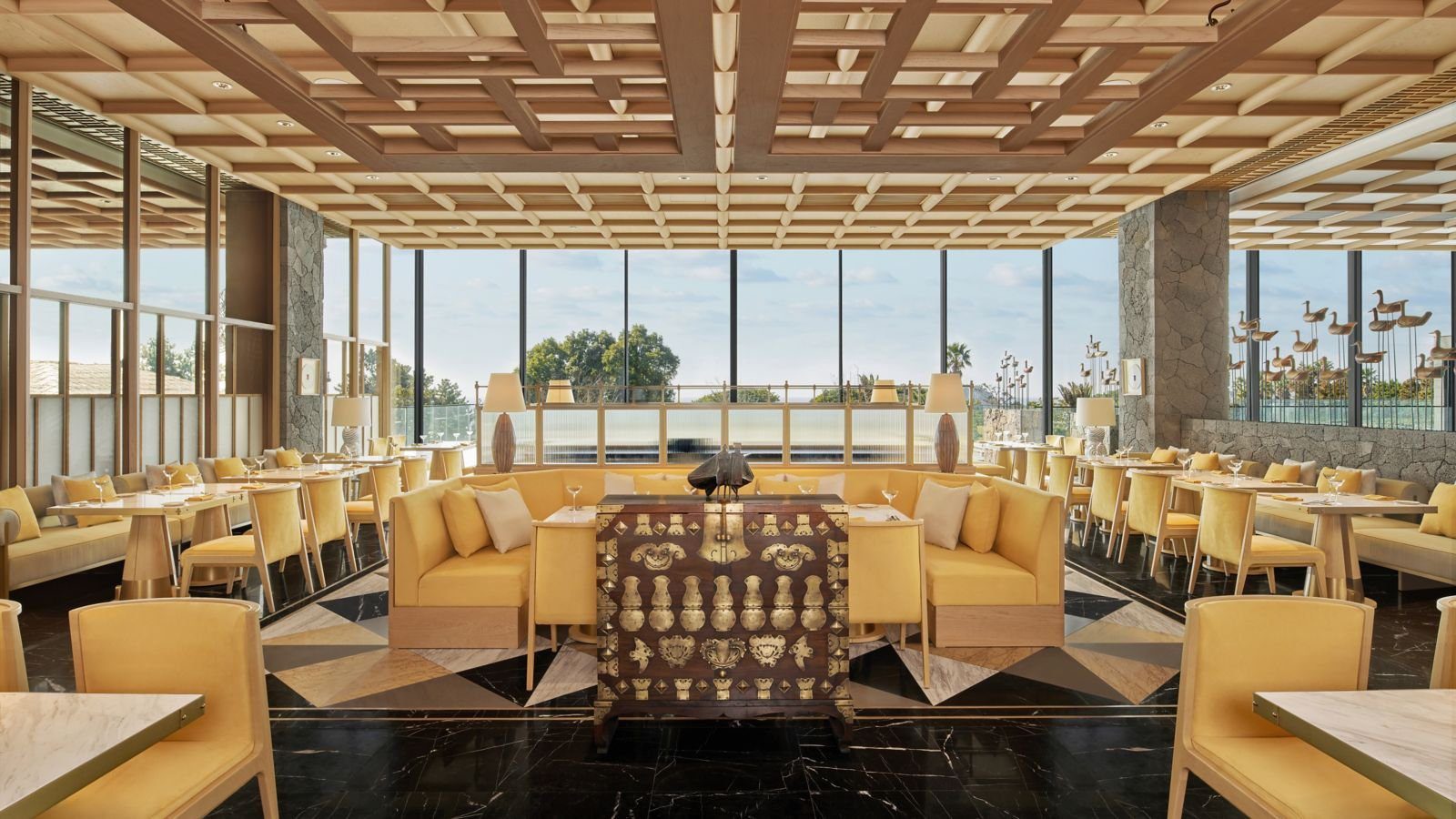 Island Kitchen 餐廳座椅與窗景