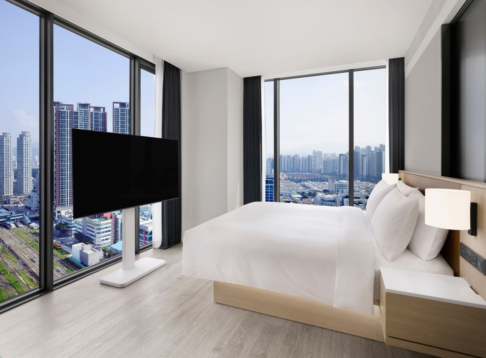 Deluxe King 客房的床鋪與窗景